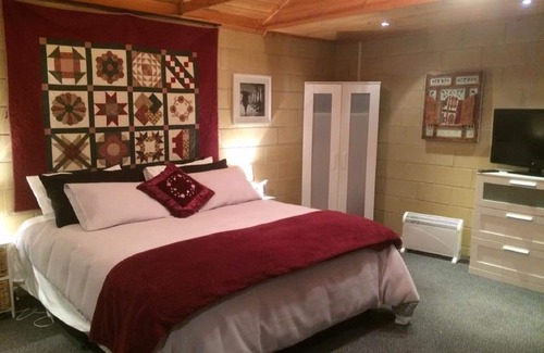 Amherst Bed & Breakfast | Charming Studio Apartment Nestled in a Vineyard Retreat