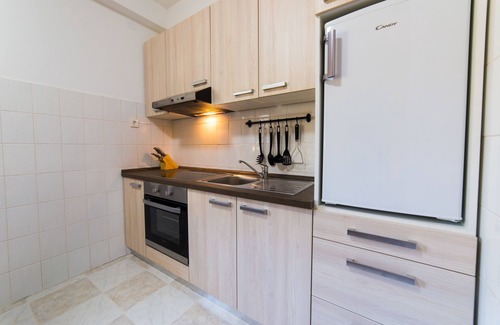 Trinajstici Apartment | Cozy Studio Apartment Raspolic with Breakfast & Kitchen