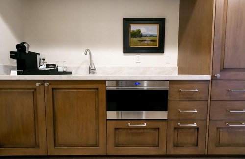 Deer Valley Hotel | Modern Studio Apartment with Hot Tub & Family Friendly Amenities