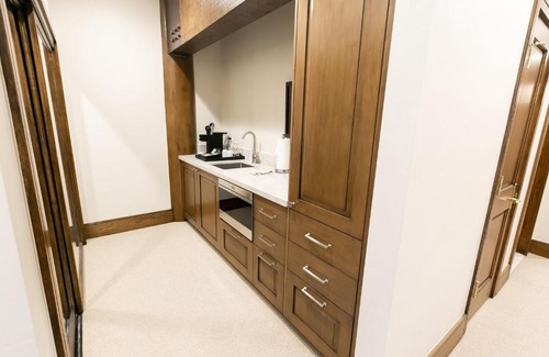 Deer Valley Hotel | Modern Studio Apartment with Hot Tub & Family Friendly Amenities