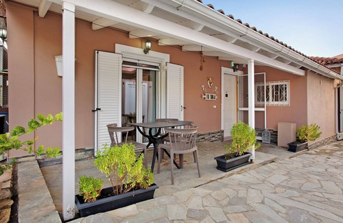 Alikanas Apartment | Bright Studio Apartment 'Villa Dionysia 11' with Pool Access