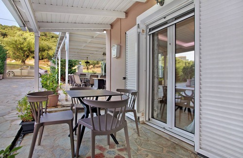 Alikanas Apartment | Bright Studio Apartment 'Villa Dionysia 11' with Pool Access