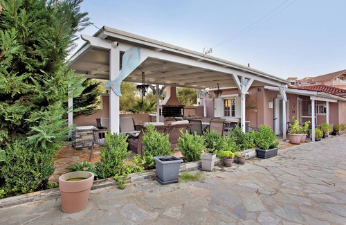 Alikanas Apartment | Bright Studio Apartment 'Villa Dionysia 11' with Pool Access