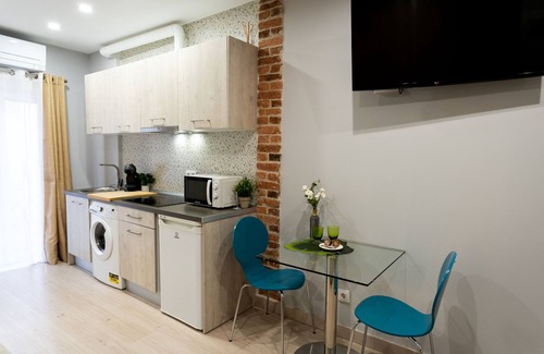 Santander Apartment | Cozy Studio Apartment with Inviting Street View & Kitchen