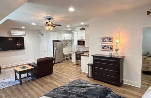 Groveoak Apartment | Ideal Studio Apartment with Office Space at Lake Guntersville