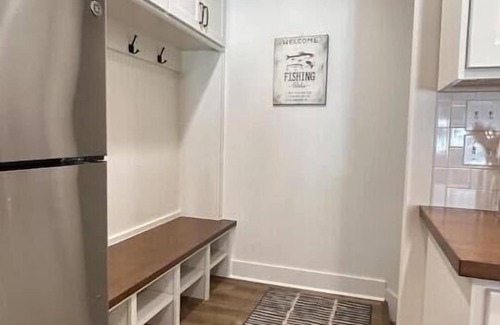 Groveoak Apartment | Ideal Studio Apartment with Office Space at Lake Guntersville