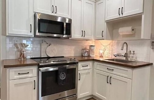 Groveoak Apartment | Ideal Studio Apartment with Office Space at Lake Guntersville