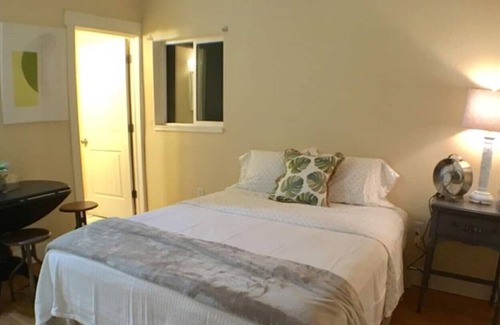 Burley Apartment | Cozy Studio Apartment with Kitchen and Queen Bed Awaits
