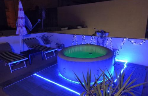 Mosta Apartment | Relaxing Studio Apartment with Jacuzzi & Ocean Views