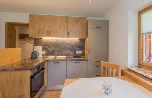 Hinterthal Apartment | Inviting Studio Apartments at Breitfuß with Kitchen Access