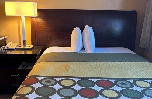 Sterling Hotel | Budget Inn: Convenient Stay with Breakfast for Families