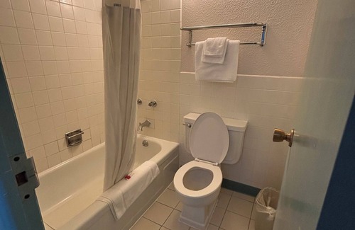 Sterling Hotel | Budget Inn: Convenient Stay with Breakfast for Families