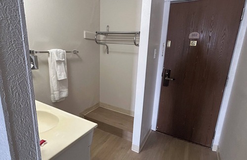 Sterling Hotel | Budget Inn: Convenient Stay with Breakfast for Families
