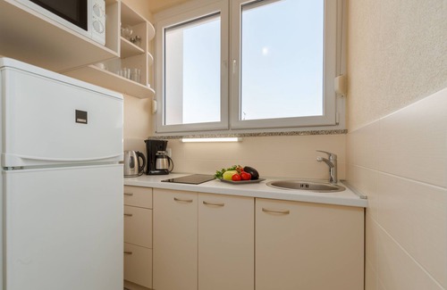 Mali Maj Apartment | Relaxing Studio with Pool & Close to Beach Retreat