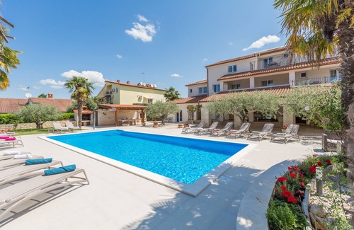 Mali Maj Apartment | Relaxing Studio with Pool & Close to Beach Retreat