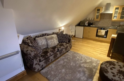 Whitstable Apartment | Bright Studio Apt with Pool, Steps from Beach and Town