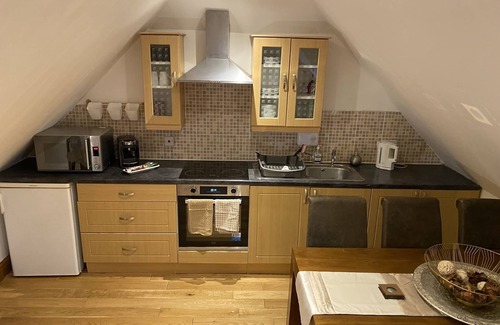 Whitstable Apartment | Bright Studio Apt with Pool, Steps from Beach and Town