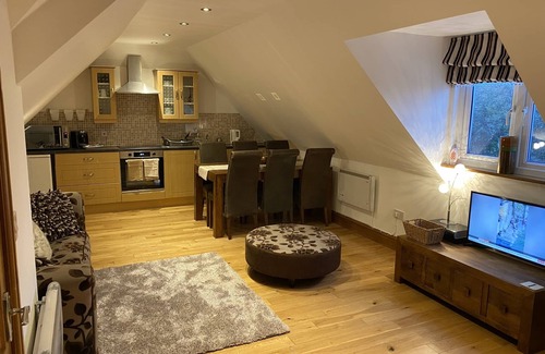 Whitstable Apartment | Bright Studio Apt with Pool, Steps from Beach and Town