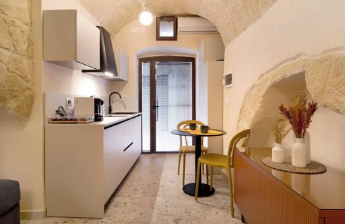 Mola di Bari Apartment | Studio 'Aria Di Sale' with Wi-Fi and Air Conditioning