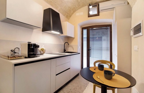 Mola di Bari Apartment | Studio 'Aria Di Sale' with Wi-Fi and Air Conditioning