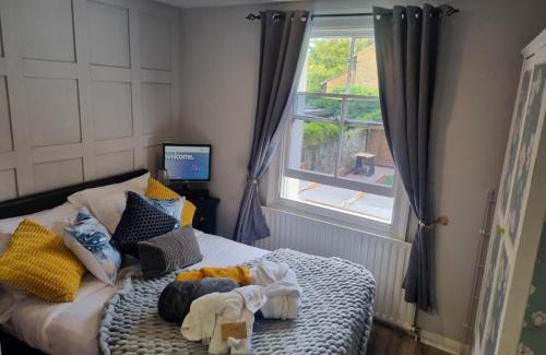 Fulwell and Hampton Hill Apartment | Cozy 1-Bed Studio with Kitchen, Parking & Pet-Friendly Stay