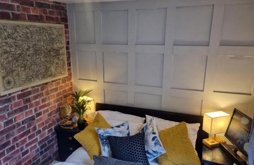Fulwell and Hampton Hill Apartment | Cozy 1-Bed Studio with Kitchen, Parking & Pet-Friendly Stay