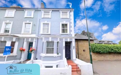 Fulwell and Hampton Hill Apartment | Cozy 1-Bed Studio with Kitchen, Parking & Pet-Friendly Stay