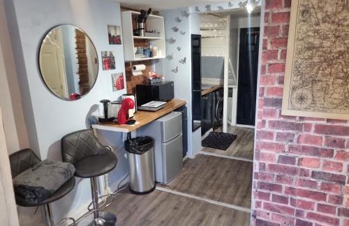 Fulwell and Hampton Hill Apartment | Cozy 1-Bed Studio with Kitchen, Parking & Pet-Friendly Stay