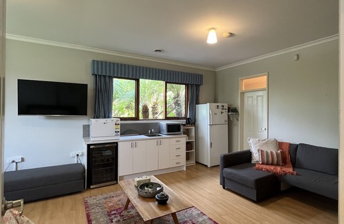 Pearce House | Cozy Studio at Mount Taylor with Pool and Breakfast Included