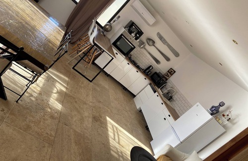 Bedarrides Apartment | Cozy Studio in the Heart of Vineyards with Pool & Kitchen