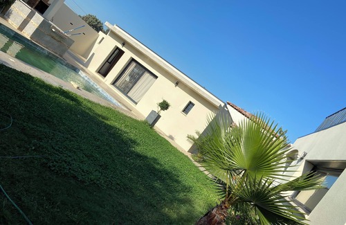 Bedarrides Apartment | Cozy Studio in the Heart of Vineyards with Pool & Kitchen