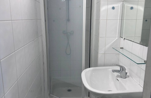 Quartier de la Roquette Apartment | Quiet Studio in a Secure Private Courtyard, Heart of Paris