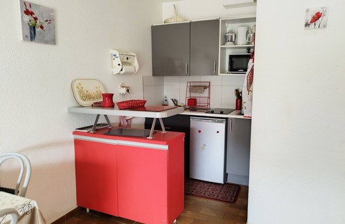 Le Lavandou Apartment | Tranquil Studio with Breathtaking Views for Families