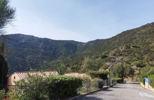 Le Lavandou Apartment | Tranquil Studio with Breathtaking Views for Families