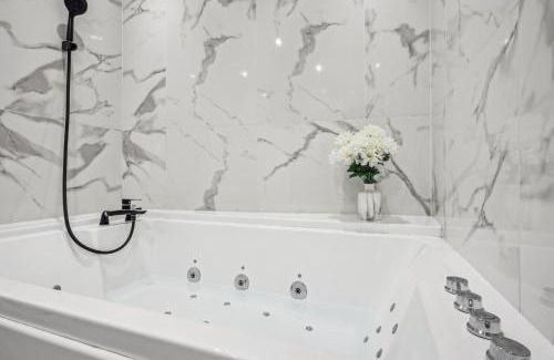 Dammarie Les Lys Apartment | Indulgent Dammarie-les-Lys Studio with Inviting Hot Tub
