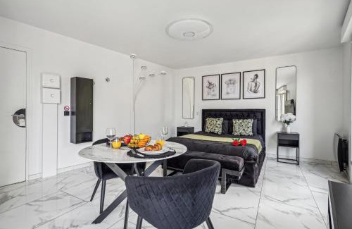 Dammarie Les Lys Apartment | Indulgent Dammarie-les-Lys Studio with Inviting Hot Tub