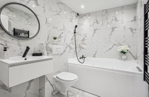 Dammarie Les Lys Apartment | Indulgent Dammarie-les-Lys Studio with Inviting Hot Tub