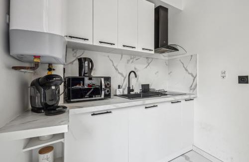 Dammarie Les Lys Apartment | Indulgent Dammarie-les-Lys Studio with Inviting Hot Tub