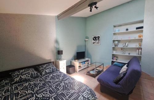 Roquefort Apartment | Cozy Studio with Garden Near Parc Walibi - Pet Friendly