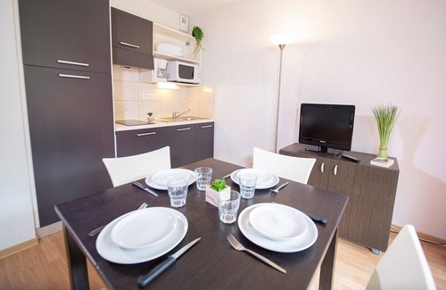 Les Orres Apartment | Stylish Studio with Kitchenette and Balcony, Rated 10/10