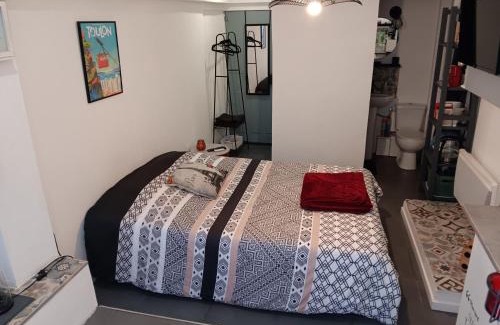 Signes Bed & Breakfast | Cozy Studio with Kitchen Corner and En-Suite Bath