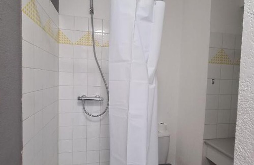 Cadereau Apartment | Pet-Friendly Studio with Terrace near City Center