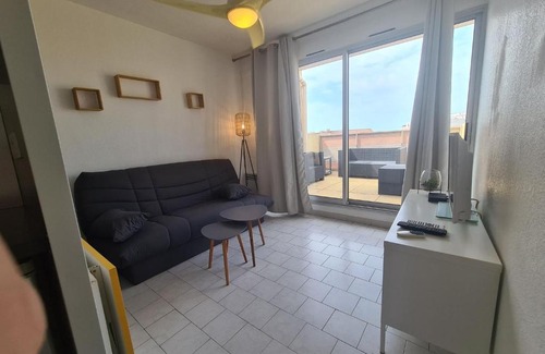 Cadereau Apartment | Pet-Friendly Studio with Terrace near City Center