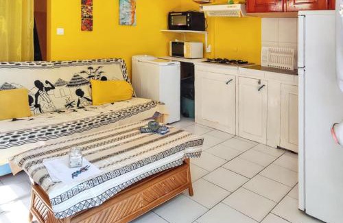 Marigot Apartment | Beachfront Studio with Garden, WiFi and Child-Friendly Vibe