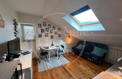 La Gare Apartment | Convenient Studio on Avenue de la République with Kitchen