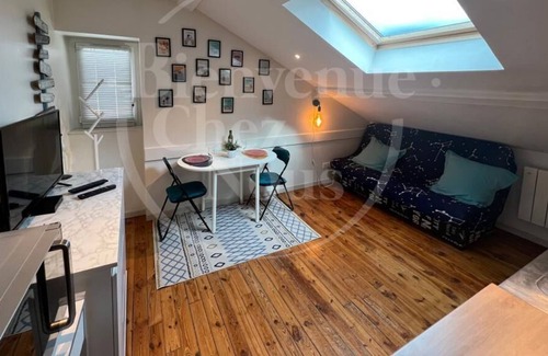 La Gare Apartment | Convenient Studio on Avenue de la République with Kitchen