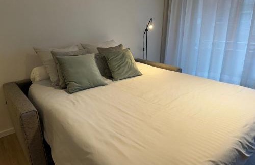 Nieuwpoort-Bad Apartment | Oceanfront Studio-be: Pet-Friendly Retreat for Families