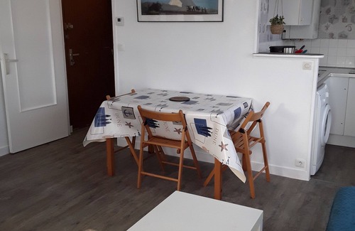 Ouistreham Apartment | Ideal Studio Beau Rivage, Steps from the Beach & Family-Friendly