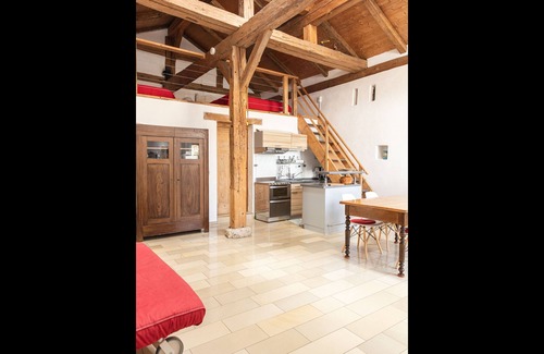 Schernfeld Apartment | Cozy Studio Beim Kirchschuster with Kitchen & Family Amenities