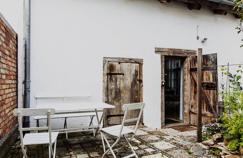Schernfeld Apartment | Cozy Studio Beim Kirchschuster with Kitchen & Family Amenities